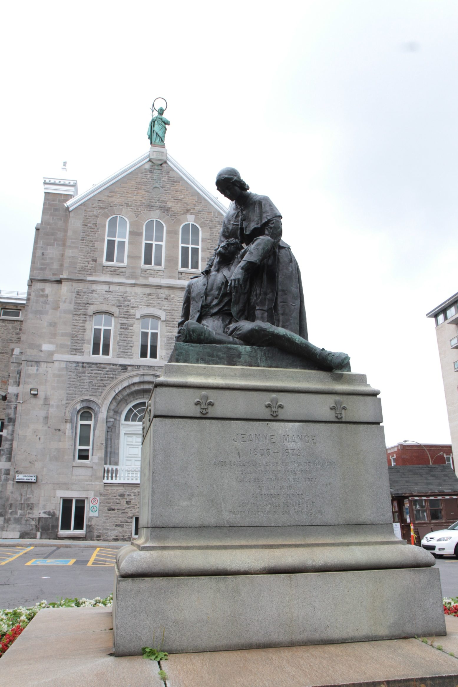 Jeanne Mance's monument, Montreal - 02.JPG